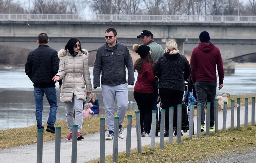 FOTO Drava prepuna šetača, Varaždinci uživali u šetnji na friškom zraku