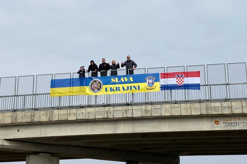 Zastavama Ukrajine i Hrvatske na nadvožnjaku varaždinske zaobilaznice