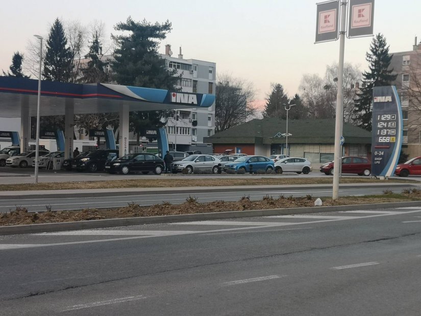 Diljem Hrvatske gužve na benzinskim postajama zbog sutrašnjeg poskupljenja goriva