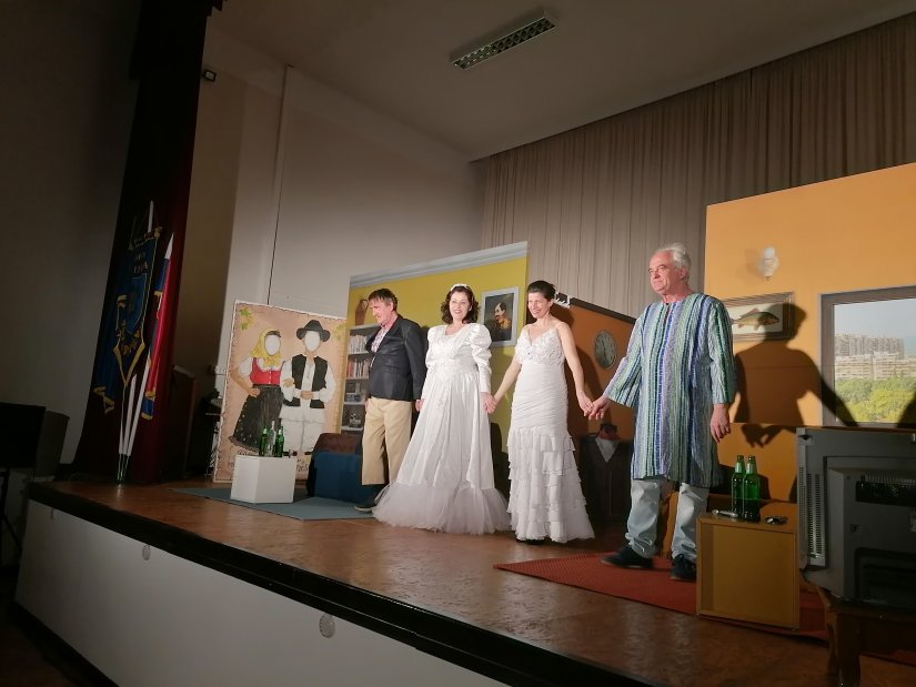 VINICA U sklopu 13. Tjedna smijeha odigrana predstava "Susjedi", načelniku &Scaron;timcu zahvalnica