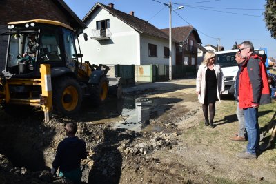 FOTO Načelnica Vitković obišla radove na izgradnji prometnice u Trnovcu i uređenju Matičnog ureda u Bartolovcu