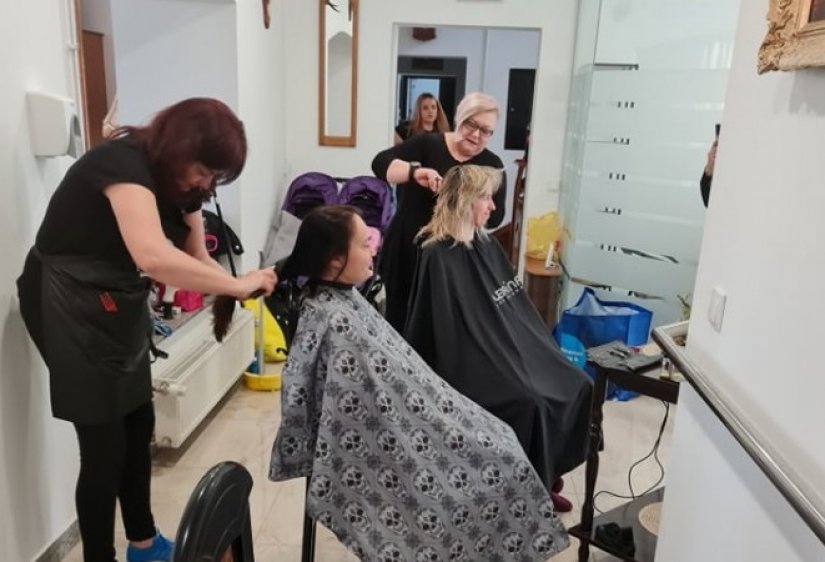 Skupina frizera besplatno ošišala i uredila frizure izbjeglima iz Ukrajine smještenim u Domu Križnjak
