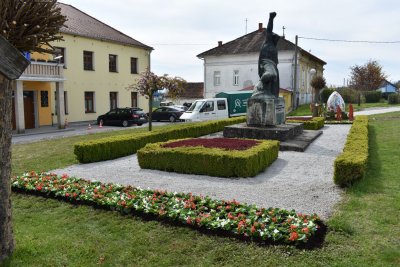 Uređene cvjetne gredice ispred zgrade Općine Vinica
