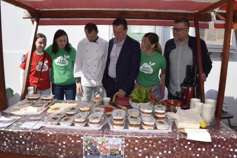 FOTO Na varaždinskom placu održan događaj na temu održivosti u gastronomiji Food Revolution Day