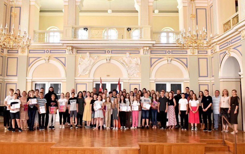 Grad Varaždin: Nagrađeni najbolji učenici varaždinskih osnovnih škola