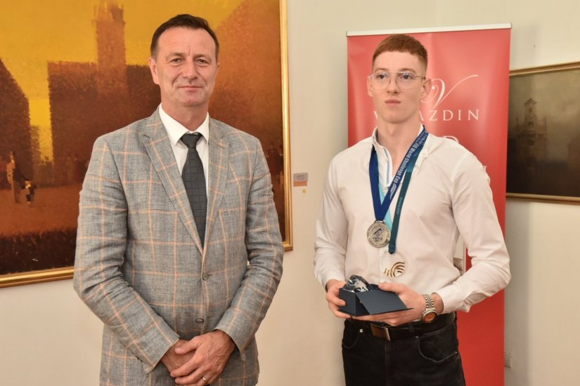 FOTO Gradonačelnik Neven Bosilj primio zlatnog gimnastičara Matea Žugeca i njegovog trenera Emila Šanjeka