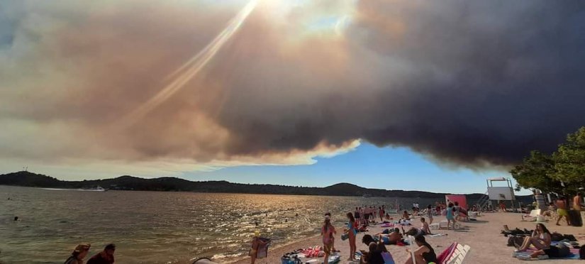 FOTO Čitatelji poslali fotografije požara koji bukti u zaleđu Šibenika