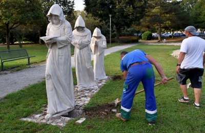 FOTO Uklanjaju se skulpture redovnika iz Parka Ivana Pavla II