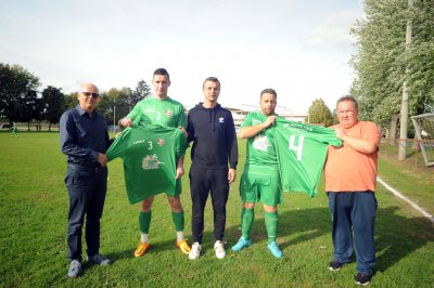 FOTO Nogometni klub Nova Ves dobio nove dresove od sponzora Fazanerije Ecoagro