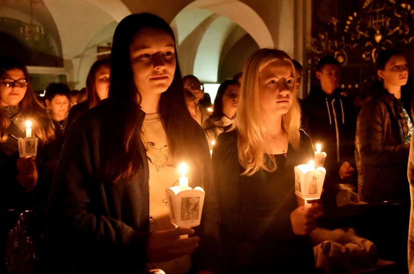 FOTO Mladi napunili varaždinsku katedralu na Holywinu, bdijenju uoči Svih svetih