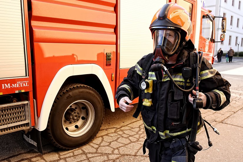 Izbio požar u garaži u Selniku, vatru ugasili vatrogasci Varaždina, Maruševca i D. Ladanja