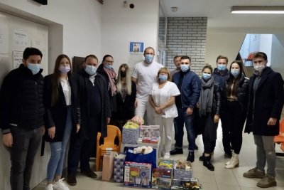 Članovi Mladeži HDZ-a igračkama i slikovnicama opremili dječji kutak u ambulanti u Maruševcu