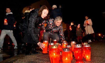 FOTO Varaždinci paljenjem svijeća i molitvom u Vukovarskoj ulici odali počast žrtvama Vukovara i Škabrnje