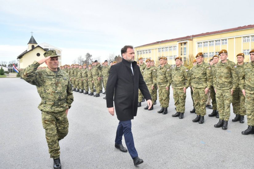 Zbog prepucavanja Banožića i Milanovića, hrvatske vojnike u misiju na Kosovo ispraća se dvaput!