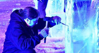 Ledeni spektakl ponovo u Varaždinu, umjetnici na Franjevačkom rade ledene skulpture!