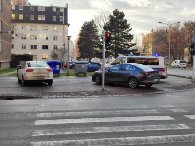 FOTO Prometna nesreća na raskrižju Zagrebačke i Supilove, sudar dva auta
