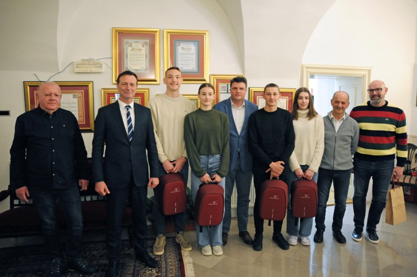 FOTO Neven Bosilj nagradio mlade atletičare AK Slobode i rekorderku Janu Ko&scaron;čak