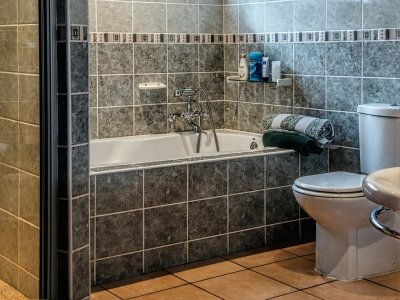 U kupaonici obiteljske kuće u Poljancu 14 godišnjakinja se otrovala ugljičnim monoksidom i završila u bolnici