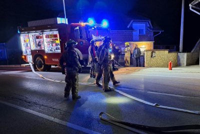 Vozač udario u obiteljsku kuću, probio plinske instalacije pa ostao priklješten u vozilu