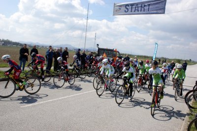 FOTO Četvrto izdanje biciklističke utrke „Uskrsna nagrada Općine G. Kneginec” okupilo stotinjak natjecatelja