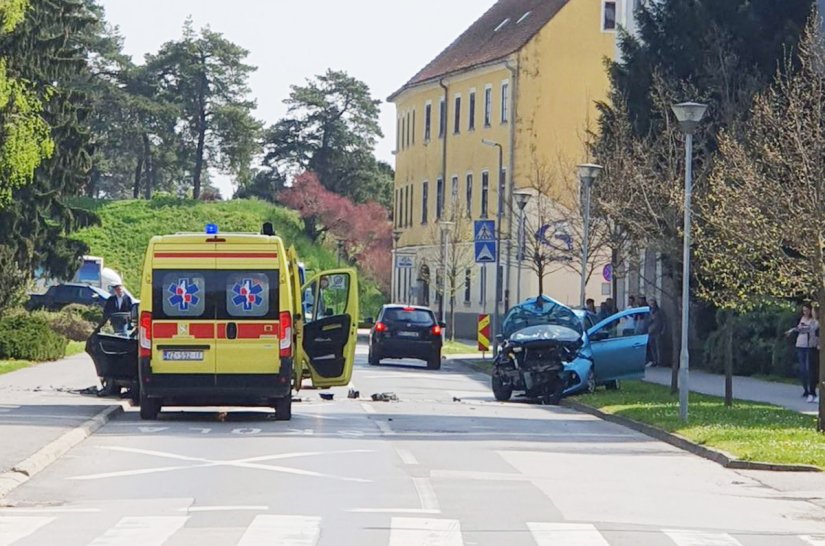 Vozači u bolnici nakon izravnog sudaru kod varaždinkog Đačkog doma