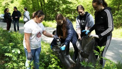Vrijedni petrijanečki učenici i šumari očistili divlja odlagališta u Zelendvoru