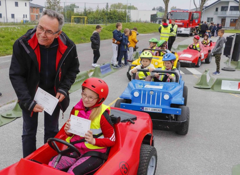 OŠ IVANEC Djeca učila o sigurnosti u prometu: vozili autiće na mini poligonu, oduševljeni Jumicarom