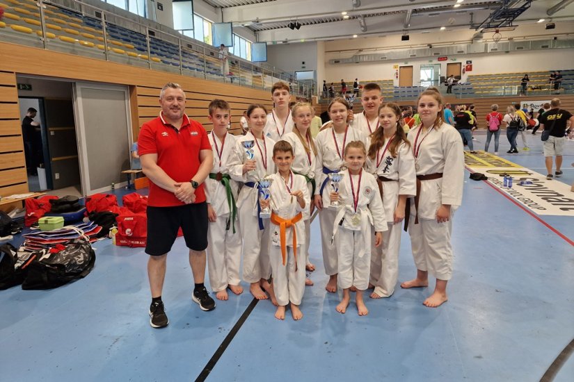 FOTO Članovi Karate klub AIK vratili se s deset medalja sa Slovakia opena