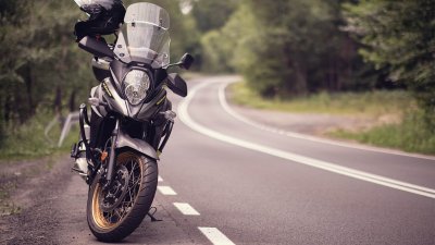 Ozlijeđen motociklist, zbog neprilagođene brzine sletio s ceste