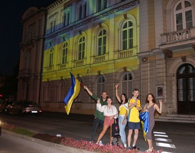 Varaždinsko kazalište obasjano ukrajinskom zastavom u znak podrške Ukrajini