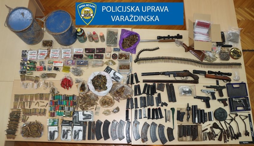 Policija na lepoglavskom području kod tri osobe pronašla drogu i hrpu oružja