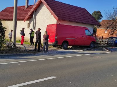 FOTO Jurketinec: Kombijem izletio s prometnice i zabio se u ogradu obiteljske kuće