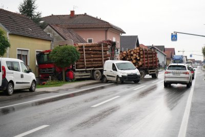 FOTO Kamion s prikolicom punom drvenih trupaca završio u - kući!