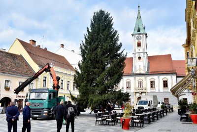 VIDEO, FOTO Krenule pripreme za Advent - niknulo božićno drvce na varaždinskom Korzu