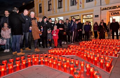 Ispred Gradske vijećnice u petak paljenje lampiona u počast poginulima u Vukovaru i Škabrnji