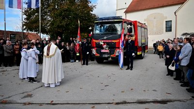 FOTO Blagoslovljeno novo vatrogasno vozilo DVD-a Petrijanec