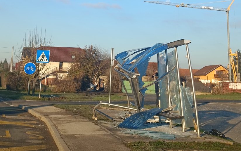 Policija izvijestila o nesreći u Sračincu, betonski kip pao na krov automobila
