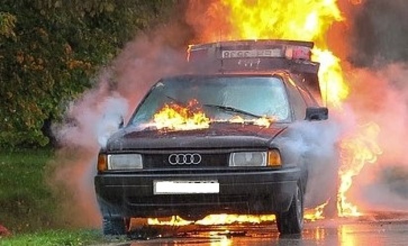 Sinoć se u Jerovcu tijekom vožnje zapalio osobni automobil
