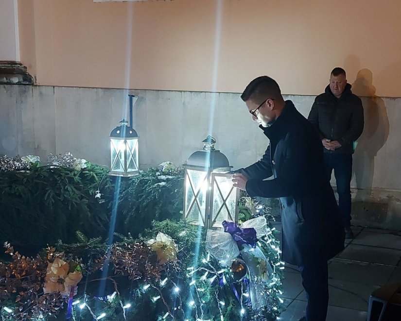 Uz pjesmu zbora Župe Sv. Ilija i molitvu župnika, Lovro Lukavečki (SDP) upalio drugu adventsku svijeću