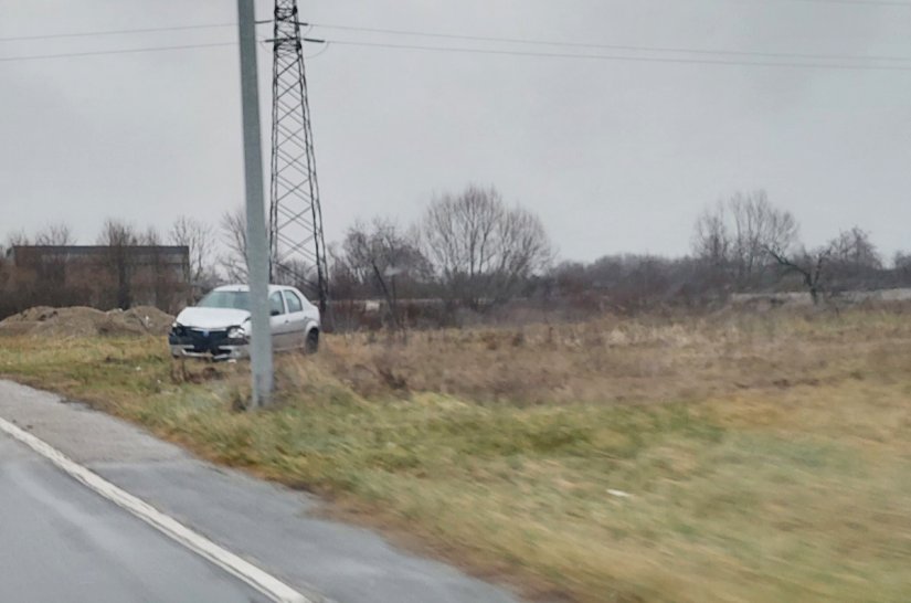 Automobilom sletio van kolnika, zamalo u korito rijeke Plitvice