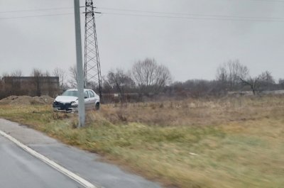 Automobilom sletio van kolnika, zamalo u korito rijeke Plitvice