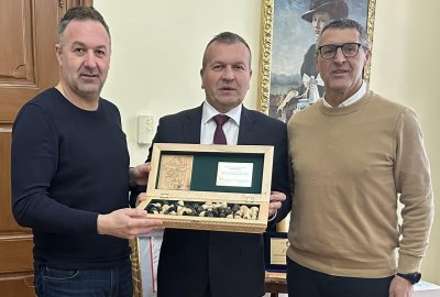 Nakon radnog sastanka izaslanstvo ŽNS-a županu Stričaku darovalo šahovsku garnituru