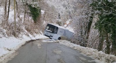 FOTO &quot;Bus u snijegu&quot;, sletio s prometnice na Vinica Bregu