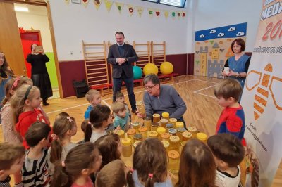 Medarica darovala 150 teglica meda Dječjem vrtiću Novi Marof