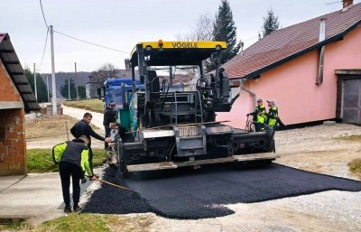 IVANEC Danas asfaltirana cesta iznad pilane u Lovrečanu, sutra asfalt na strmu dionicu na Šatornjaku iznad Salinovca