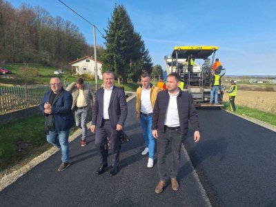 FOTO Župan Stričak sa suradnicima obišao radove na obnovi kolnika Beretinec – Črešnjevo