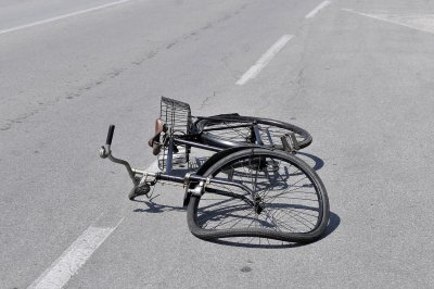 Biciklistica neoprezno skrenula na kolnik, naletio teretni automobil