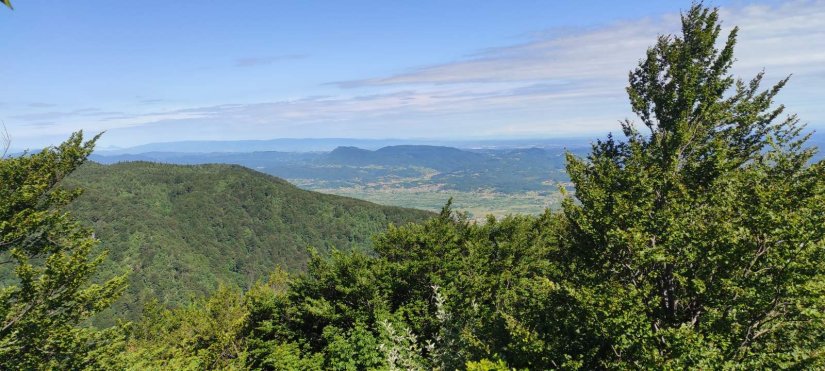 FOTO Sunčana prognoza za nedjelju izmamila je brojne planinare na Ivančicu