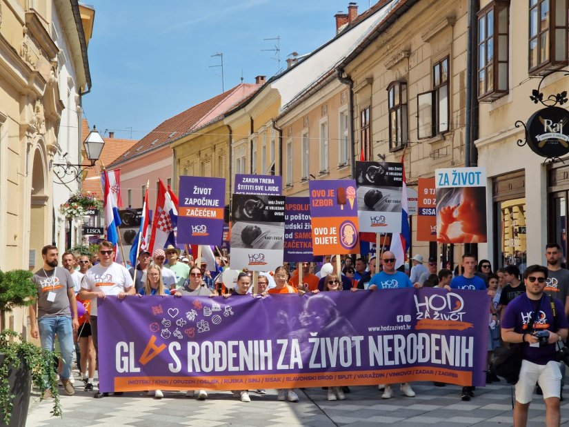 FOTO U Varaždinu održan &quot;Hod za život&quot;: povorka prošla kroz središte grada