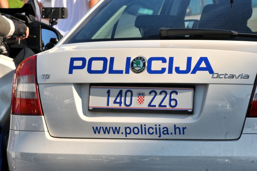 Vozio se prebrzo i ignorirao policiju, priveli ga uz prisilu, vozio se s 2,40 promila alkohola